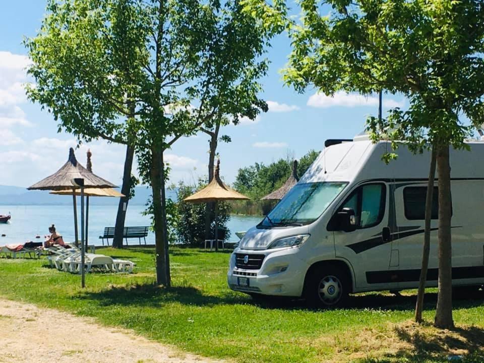 Camping Village Punta Navaccia Tuoro sul Trasimeno Bagian luar foto