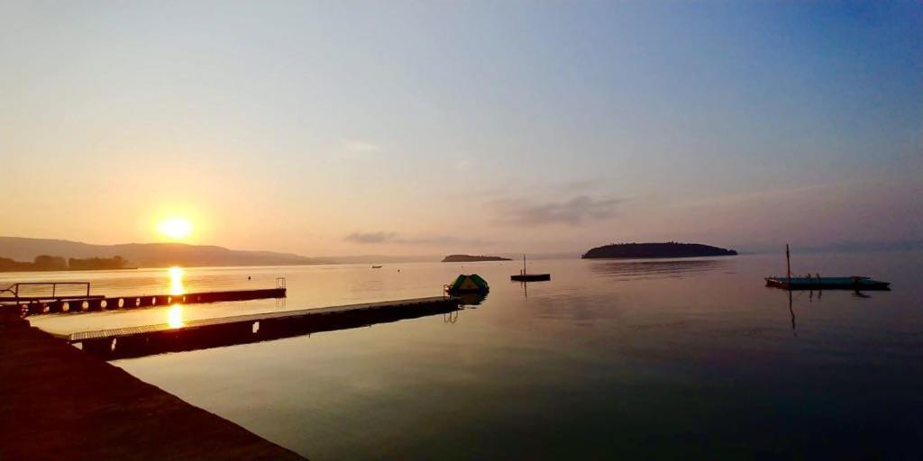 Camping Village Punta Navaccia Tuoro sul Trasimeno Bagian luar foto